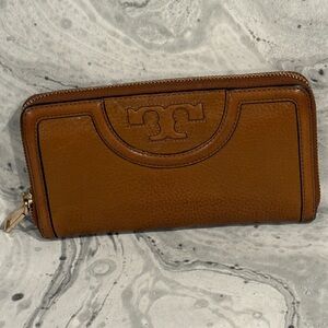 Tory Burch Serif Pebble Leather Wallet Zip Rectangle Logo